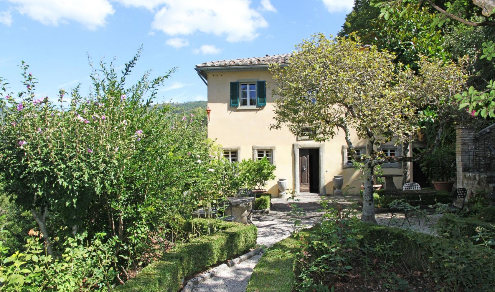 Toscana Immobiliare - Ancient luxury Tuscan villa frescoed for sale in Cortona, Tuscany