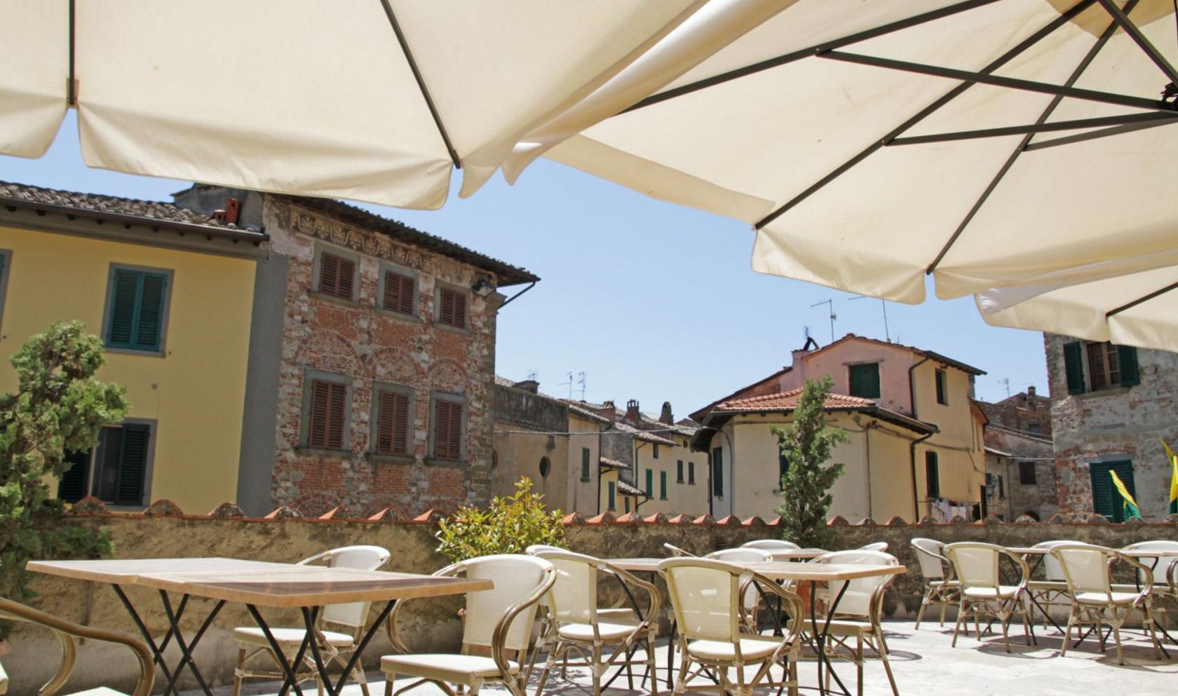 Toscana Immobiliare - Palazzo storico con terrazzo e giardino in vendita in Toscana nel Borgo di Lucignano