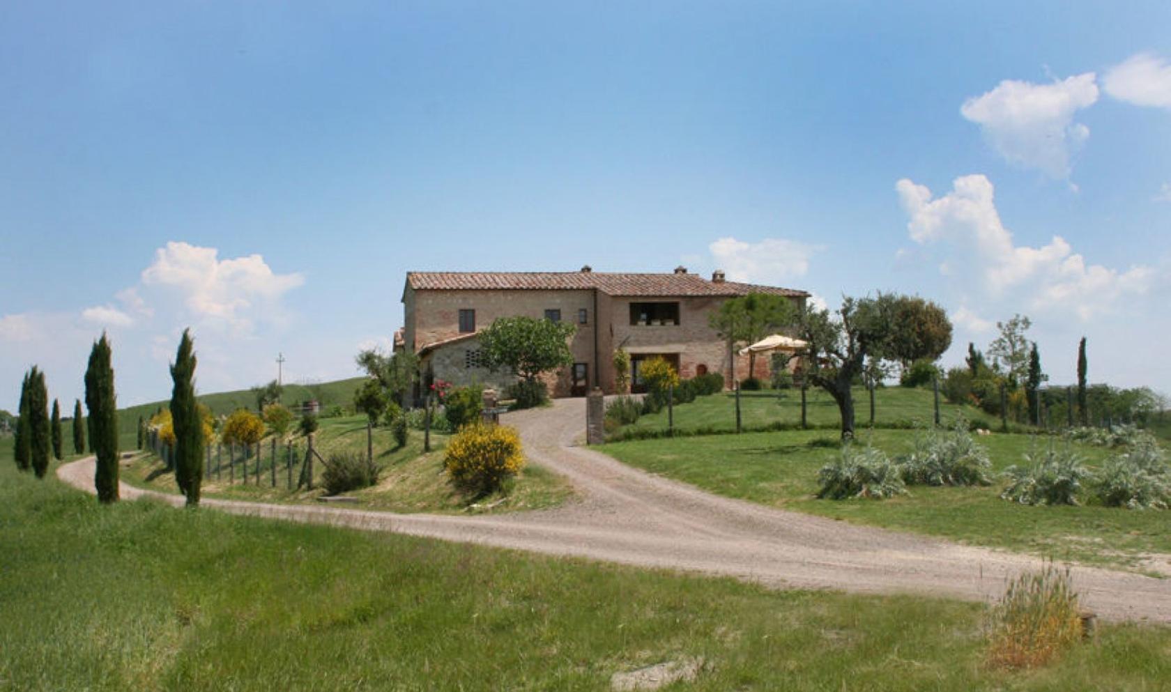 Toscana Immobiliare - Rustici, ville, casolari e casali in vendita in Toscana a Montalcino