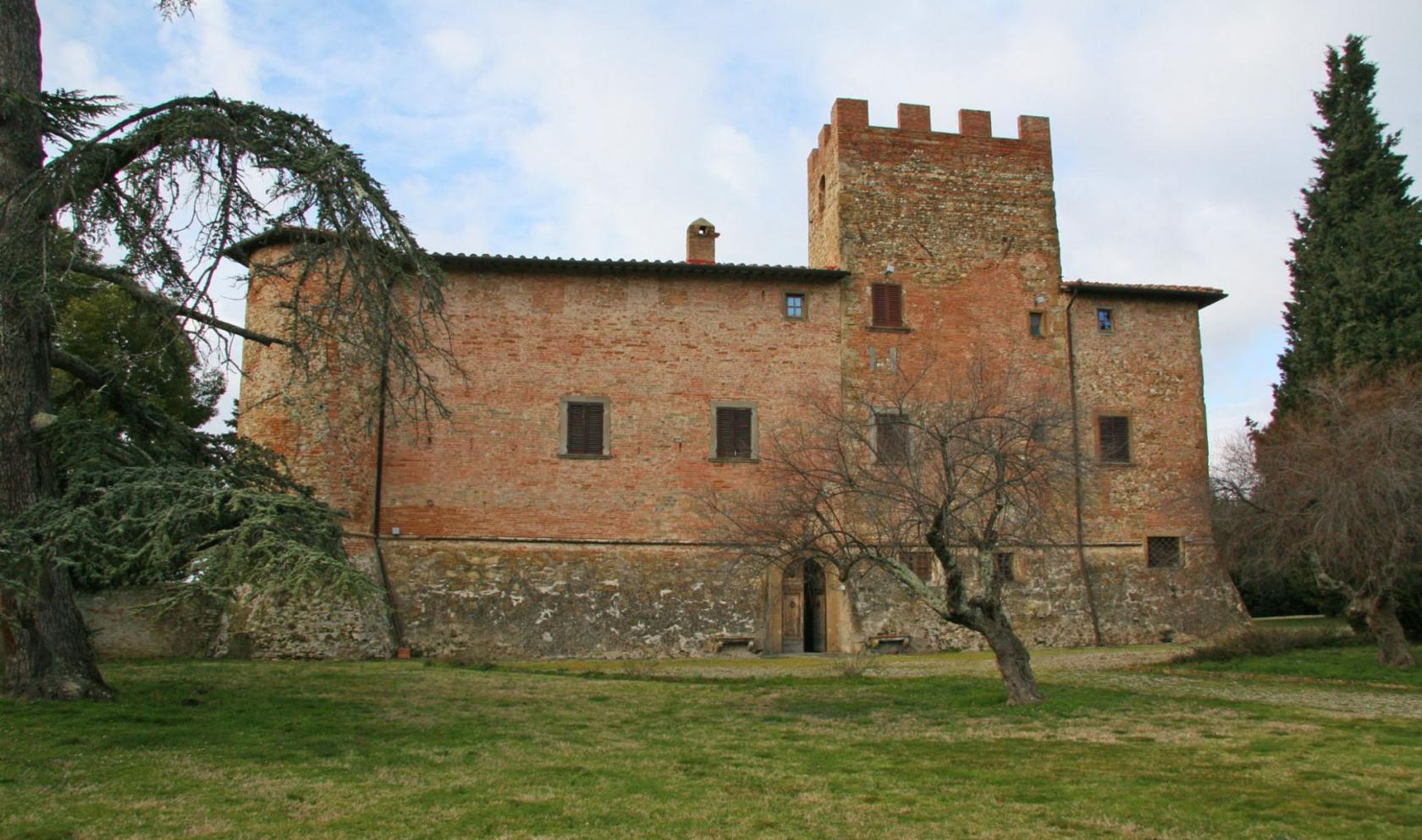 Toscana Immobiliare - Chianti vendita antico castello di origine medievale con vigneto e oliveto.