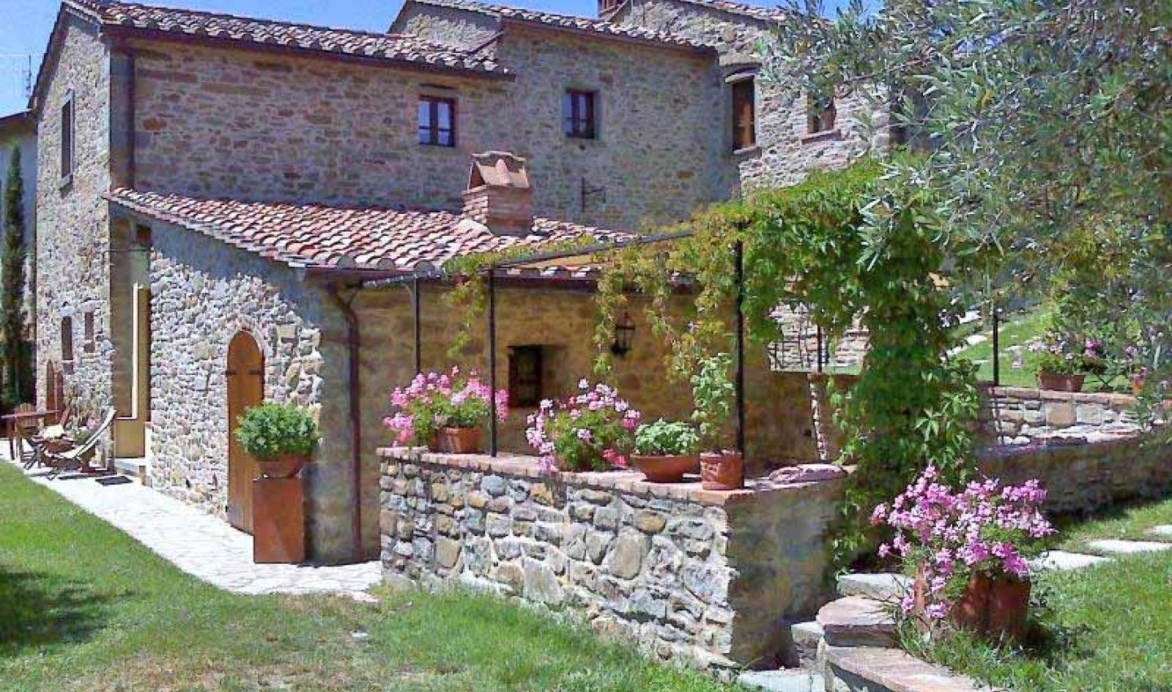 Toscana Immobiliare - Country house for sale in Tuscany in Cortona