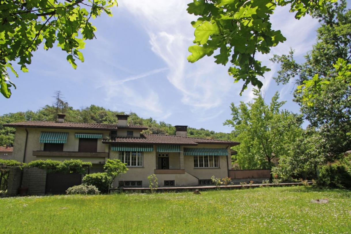 Toscana Immobiliare - Villa con giardino in vendita Arezzo
