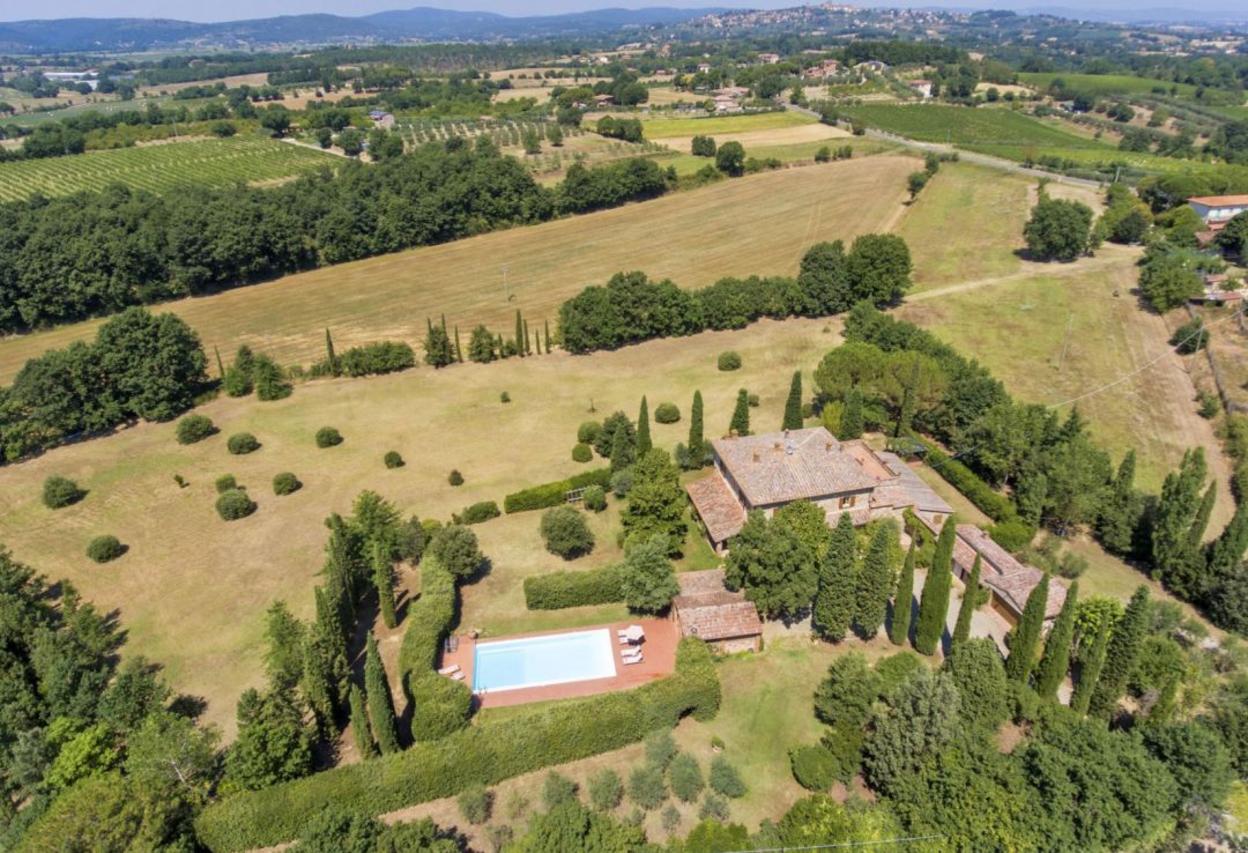 Toscana Immobiliare - Farmhouse with garden for sale in Lucignano, Tuscany