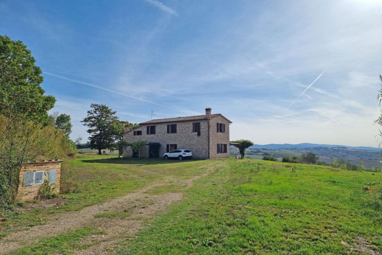 Toscana Immobiliare - Renovated property  for sale on Lake Chiusi, Umbria