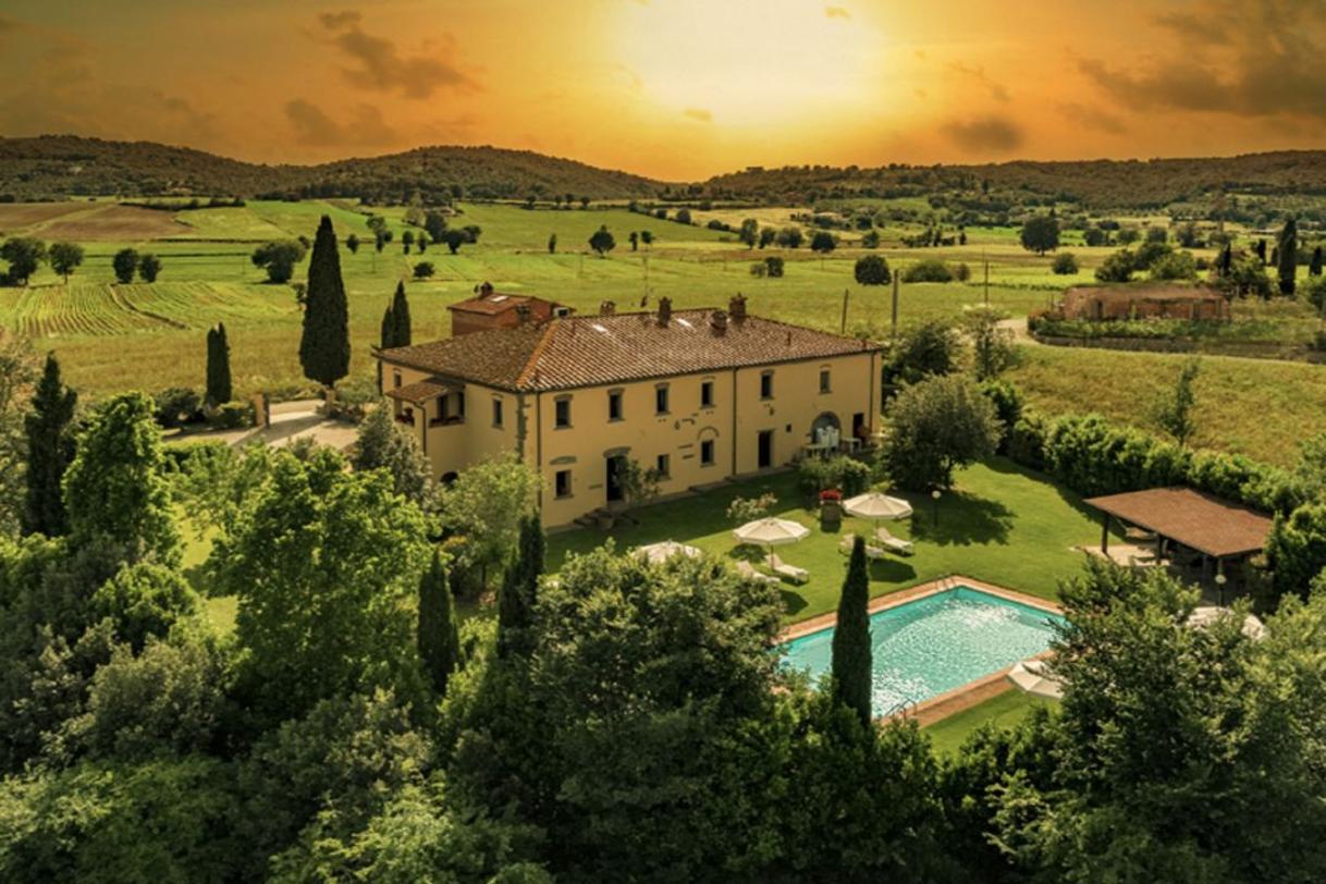 Toscana Immobiliare - antico casale con vigneto, oliveto e piscina adibito ad attività ricettiva con 8 camere 