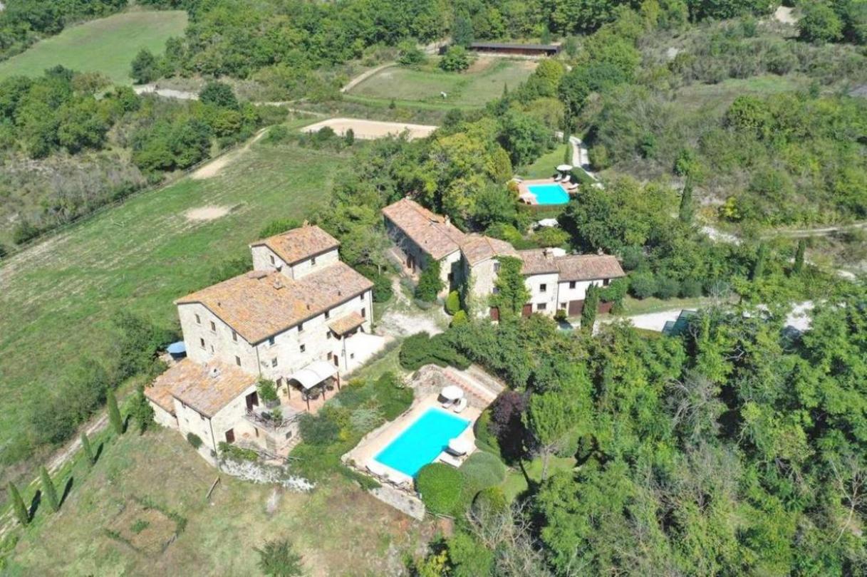 Toscana Immobiliare - Restored hamlet for sale in Umbria