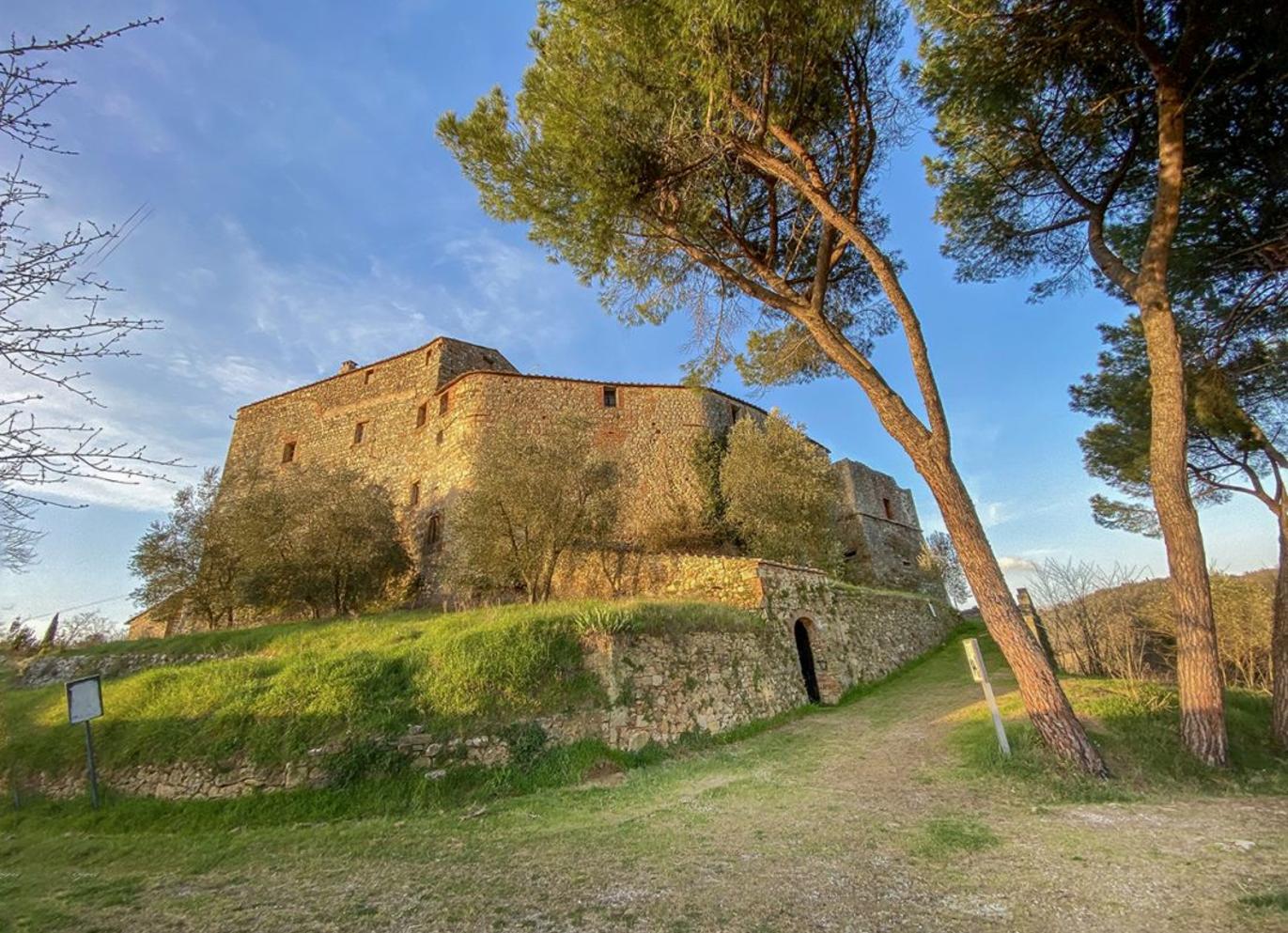 Toscana Immobiliare - Castello fortificato del XII secolo