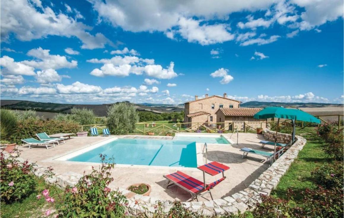 Toscana Immobiliare - Splendido casale con piscina in vendita vicino Siena, Asciano, Toscana