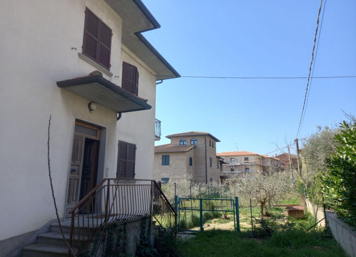 Toscana Immobiliare - Appartamento con giardino e garage in vendita a Lucignano