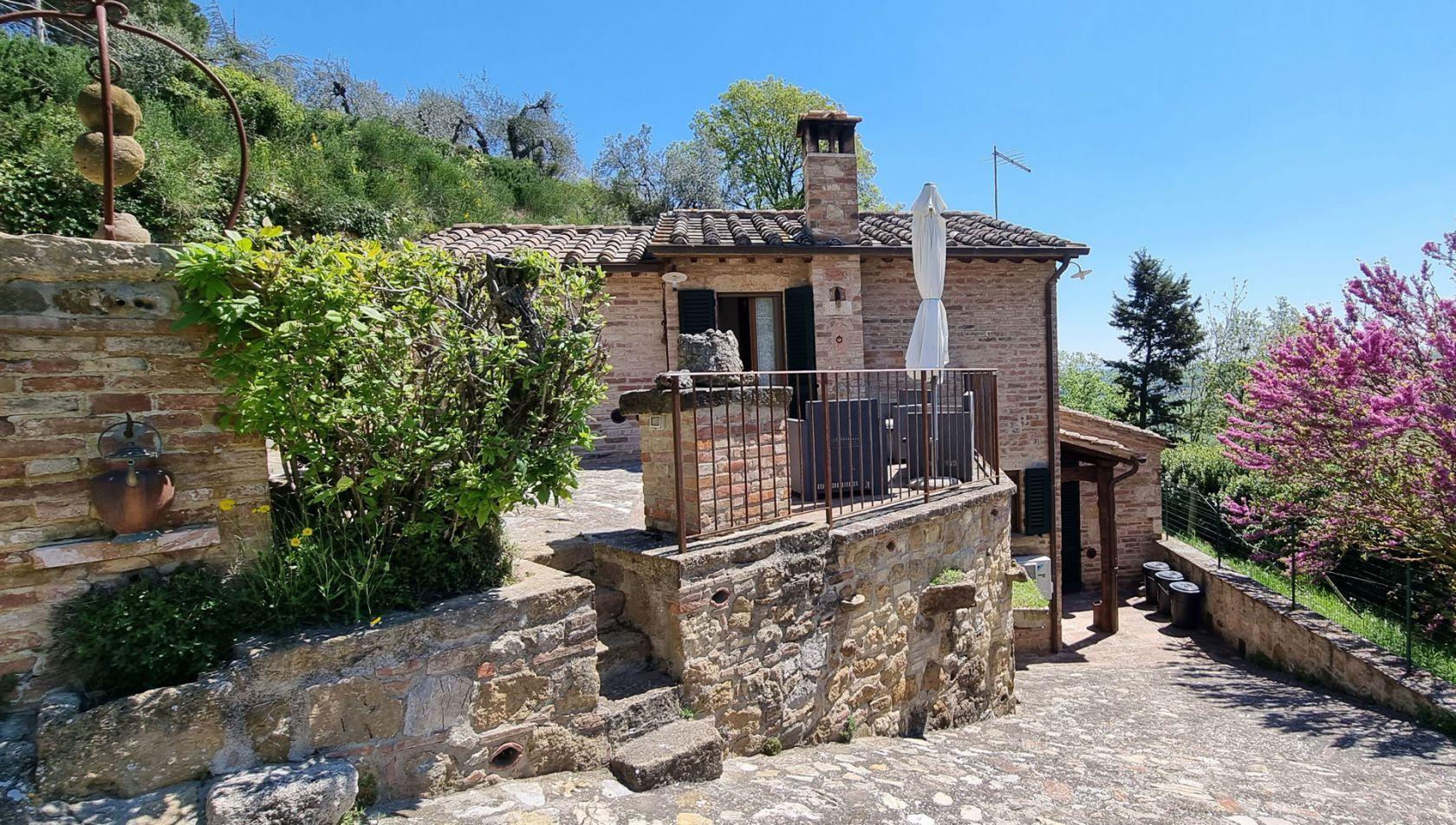 Toscana Immobiliare - Country house in Tuscany, stone villa for sale in Montepulciano
