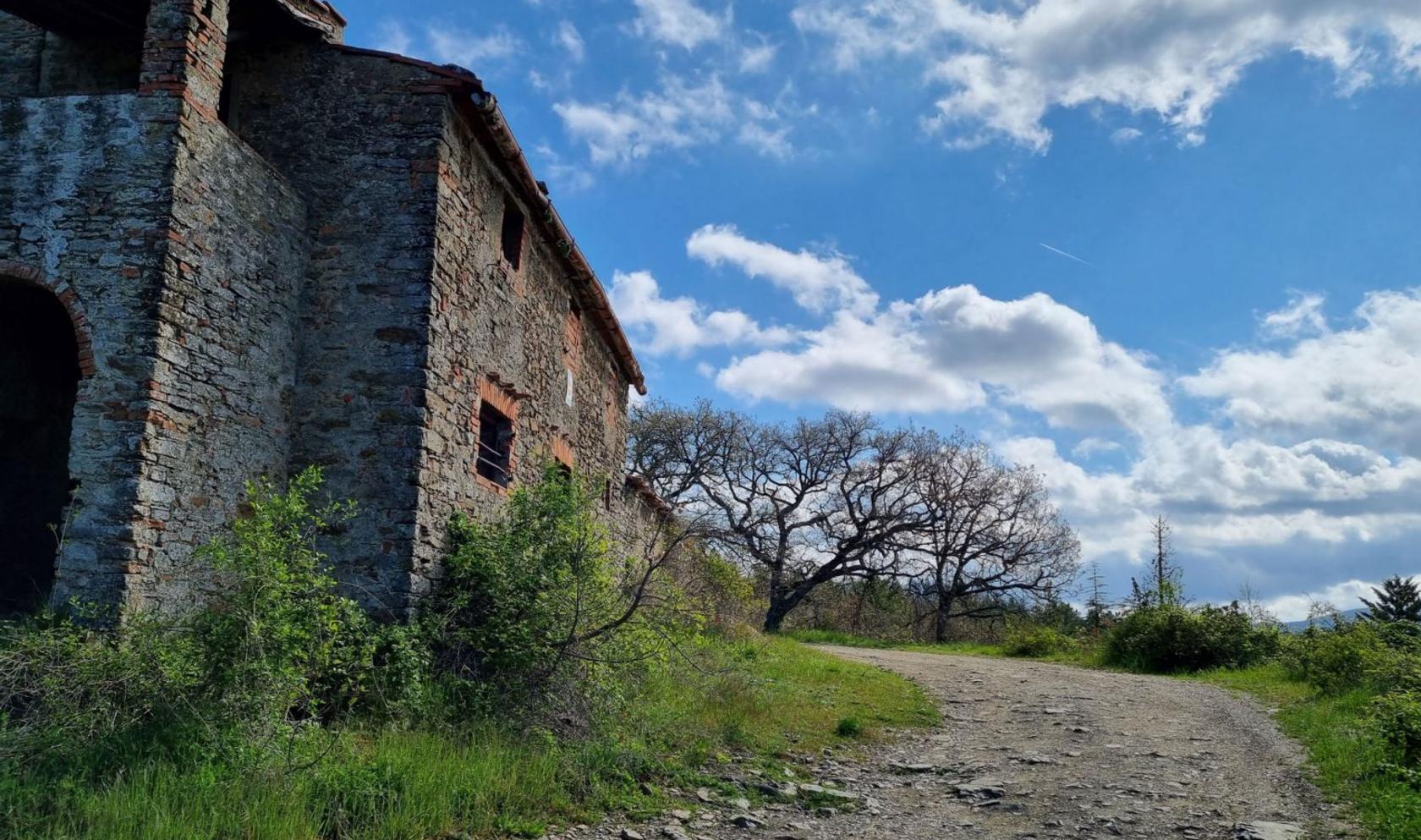 Toscana Immobiliare - For sale tuscan Farmhouse to be restored a few km from Arezzo