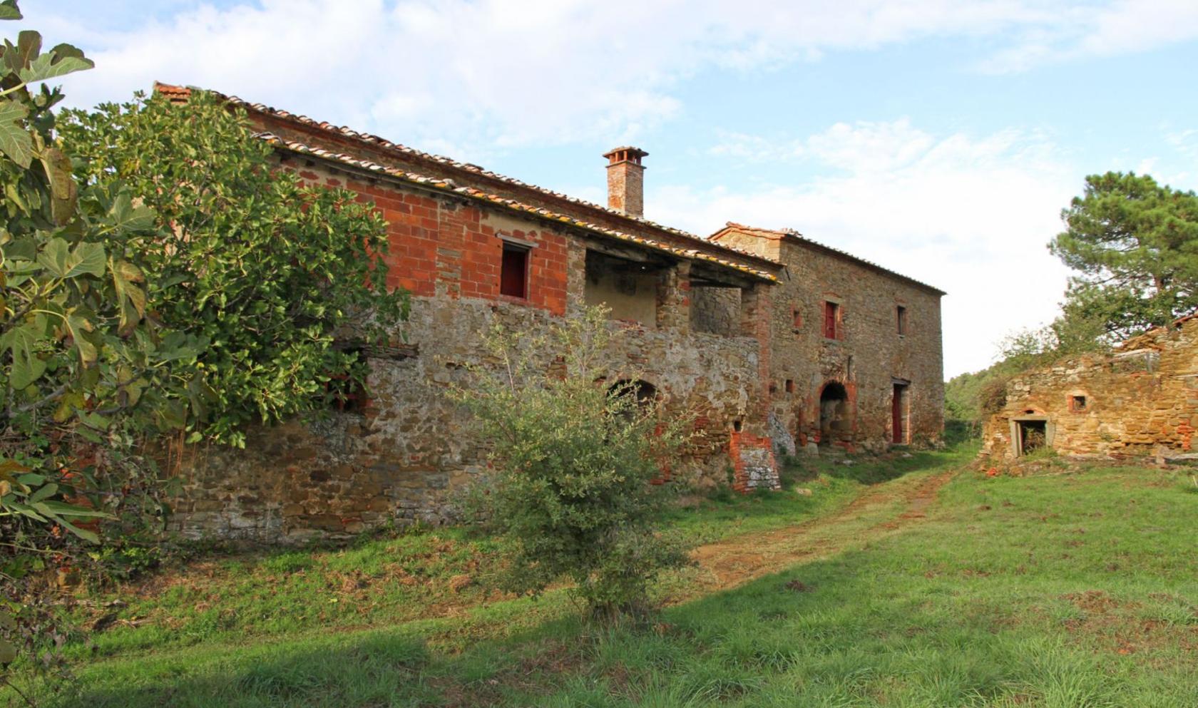 Toscana Immobiliare - Casale da ristrutturare con 70 ettari di terreno in vendita Lucignano