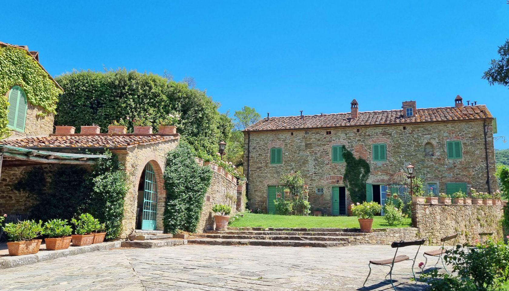 Toscana Immobiliare - Renovated luxury country house with pool for sale in Tuscany, Arezzo