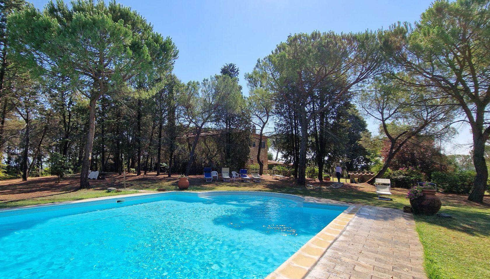 Toscana Immobiliare - Se vende casa de campo restaurada en Lucignano, con terreno