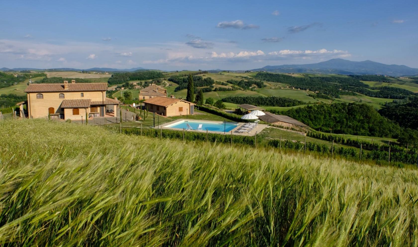Toscana Immobiliare - Incorniciata dalle sinuose colline della campagna senese, è in vendita questa bellissima proprietà a Montalcino.