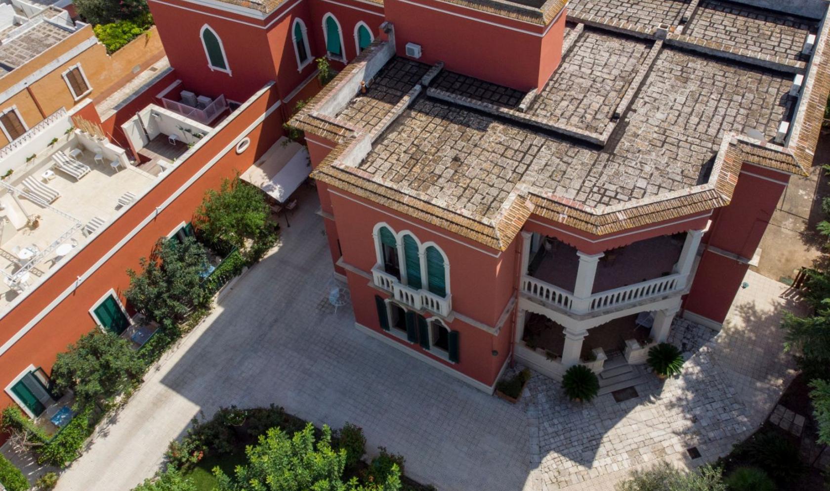 Toscana Immobiliare - The exclusive historic residence, located in the heart of the upper Salento, is surrounded by ancient gardens that are always in bloom, offering shade and quiet for a pleasant break in the nature of the place.