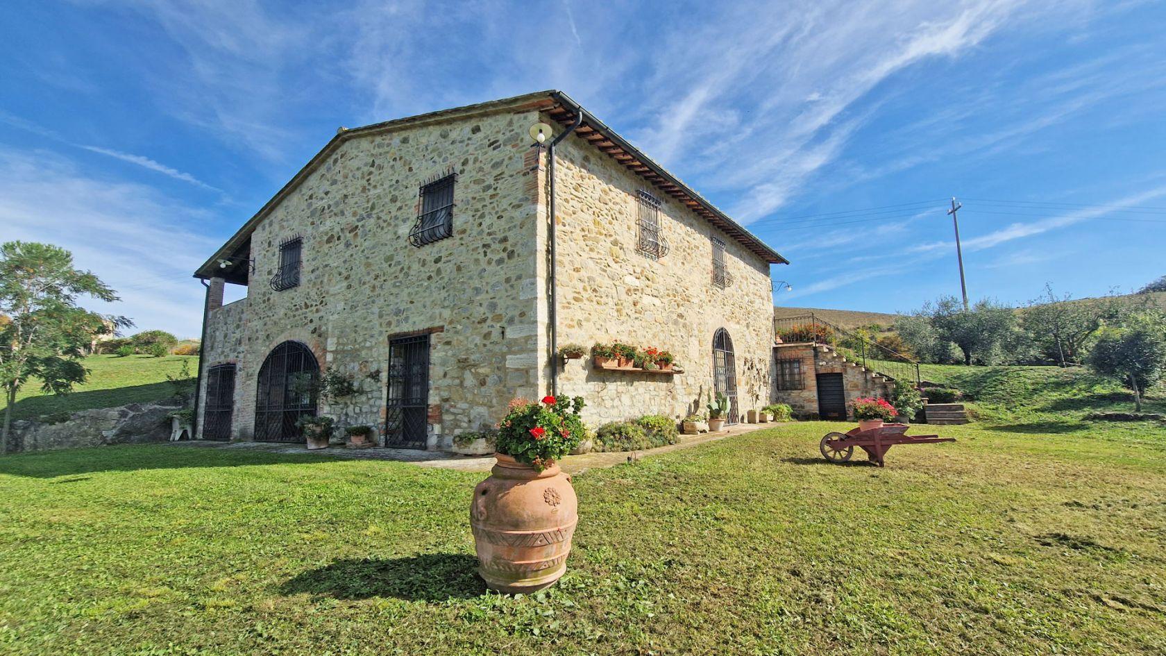 Toscana Immobiliare - Farmhouse for sale in Castiglione d'Orcia