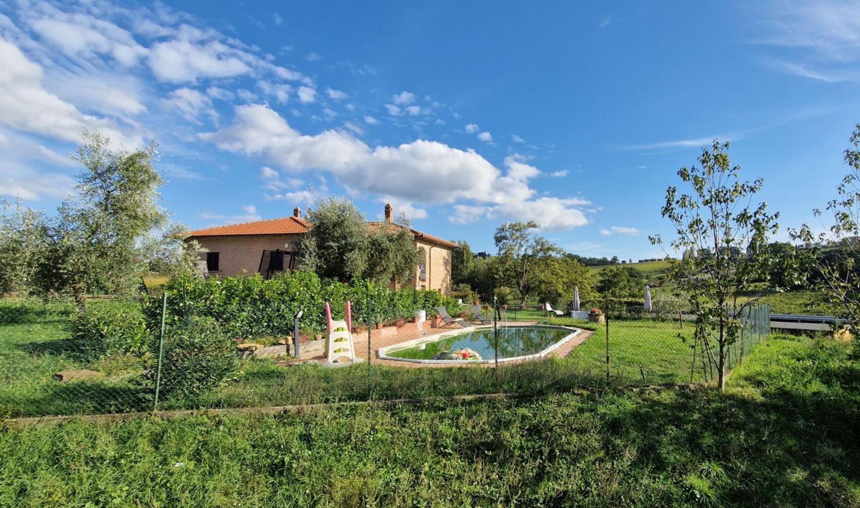 Toscana Immobiliare - On the farmhouse there is a beautiful panoramic swimming pool with views of Montepulciano and the vineyards.