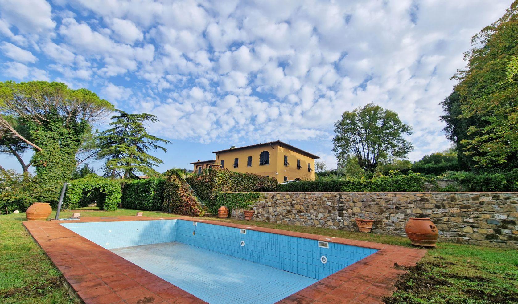 Toscana Immobiliare - Vicino a Firenze, nella verdeggiante campagna dell’Impruneta è in vendita questa splendida villa di lusso.