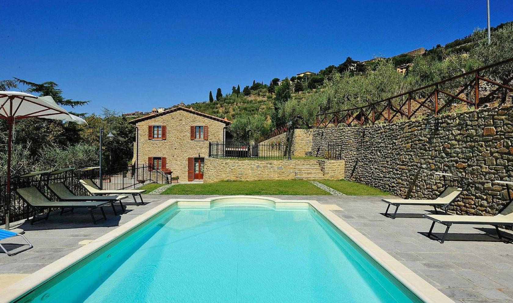 Toscana Immobiliare - Incorniciata dall'incantevole paesaggio collinare toscano, questa bella casa colonica in vendita è ubicata, in posizione panoramica, a brevissima distanza da Cortona. 