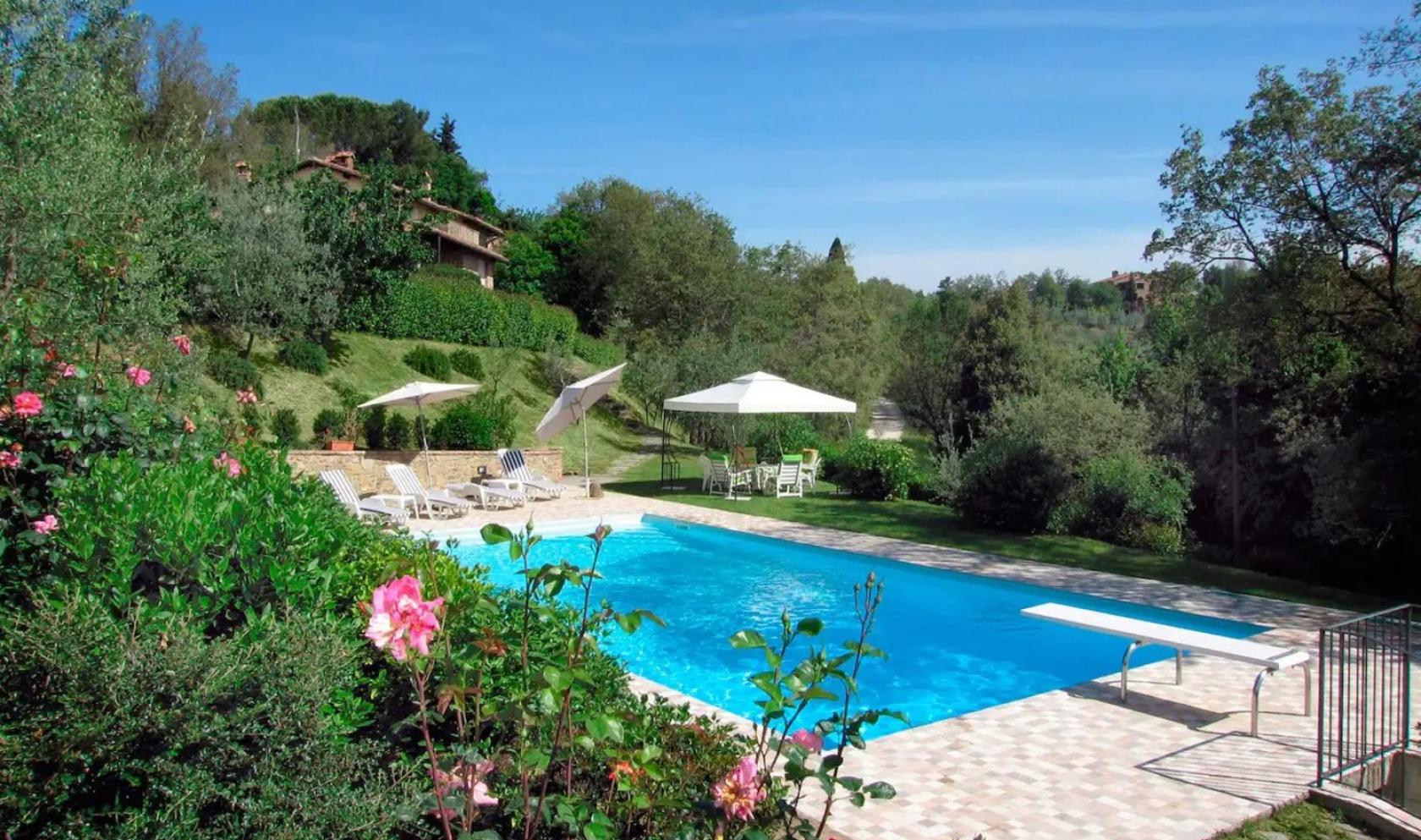 Toscana Immobiliare - La villa si sviluppa su una superficie di 350 mq, dislocati su 3 livelli.