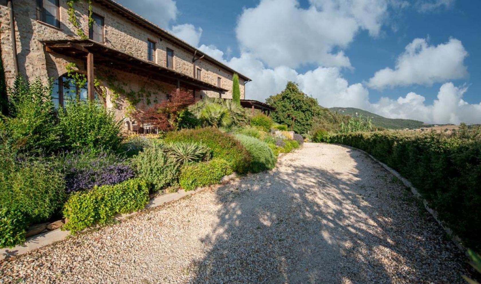 Toscana Immobiliare - Splendido podere con 10 ettari di terreno in vendita nel cuore della Toscana