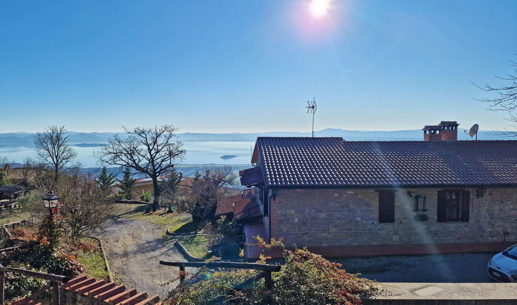 Toscana Immobiliare - L'emplacement à flanc de colline offre une vue panoramique époustouflante sur le lac Trasimène.