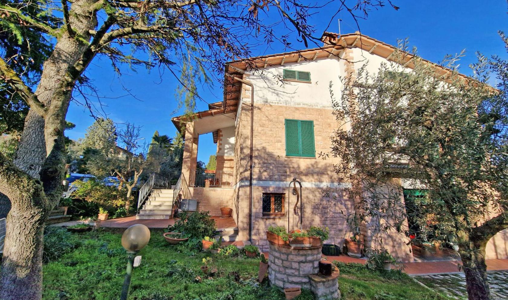Toscana Immobiliare - Villa con due appartamenti e giardino in vendita a Sinalunga
