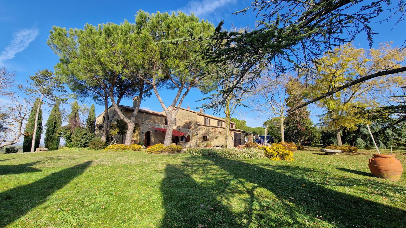 Toscana Immobiliare - Old farm for sale in Val d'Orcia, in the province of Siena