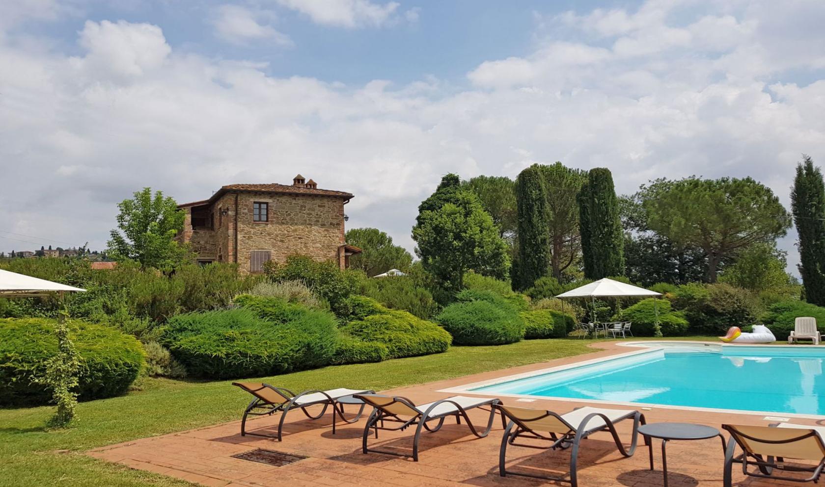 Toscana Immobiliare - La proprietà si compone del casale principale e una splendida piscina. 