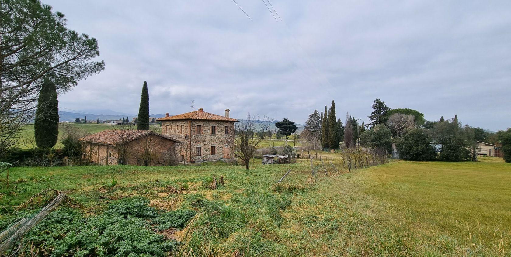 Toscana Immobiliare - Casa con terreno e annessi in vendita in Val d'Orcia