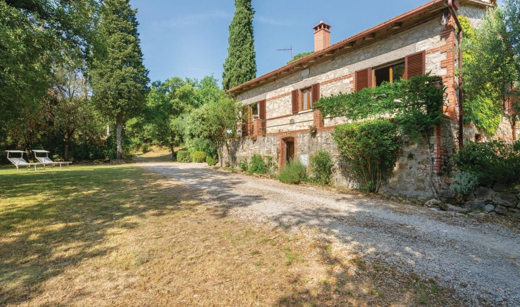 Toscana Immobiliare - Villa con giardino, bosco e pozzo privato