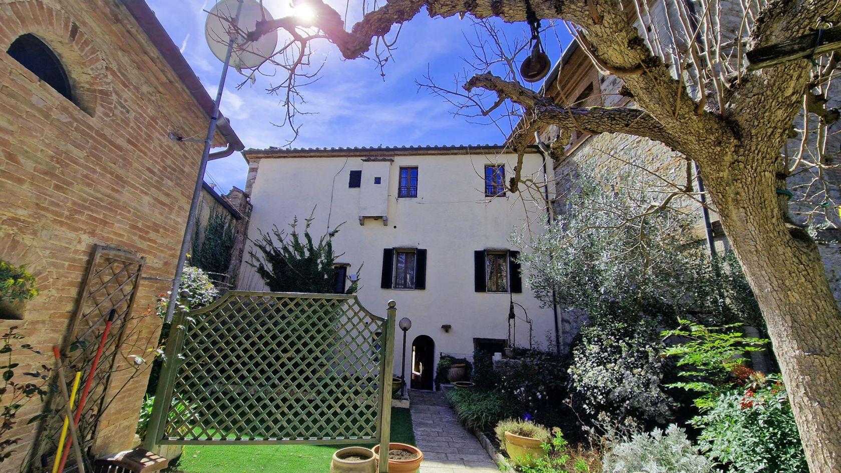 Toscana Immobiliare - Villa con giardino in vendita a Rapolano Terme