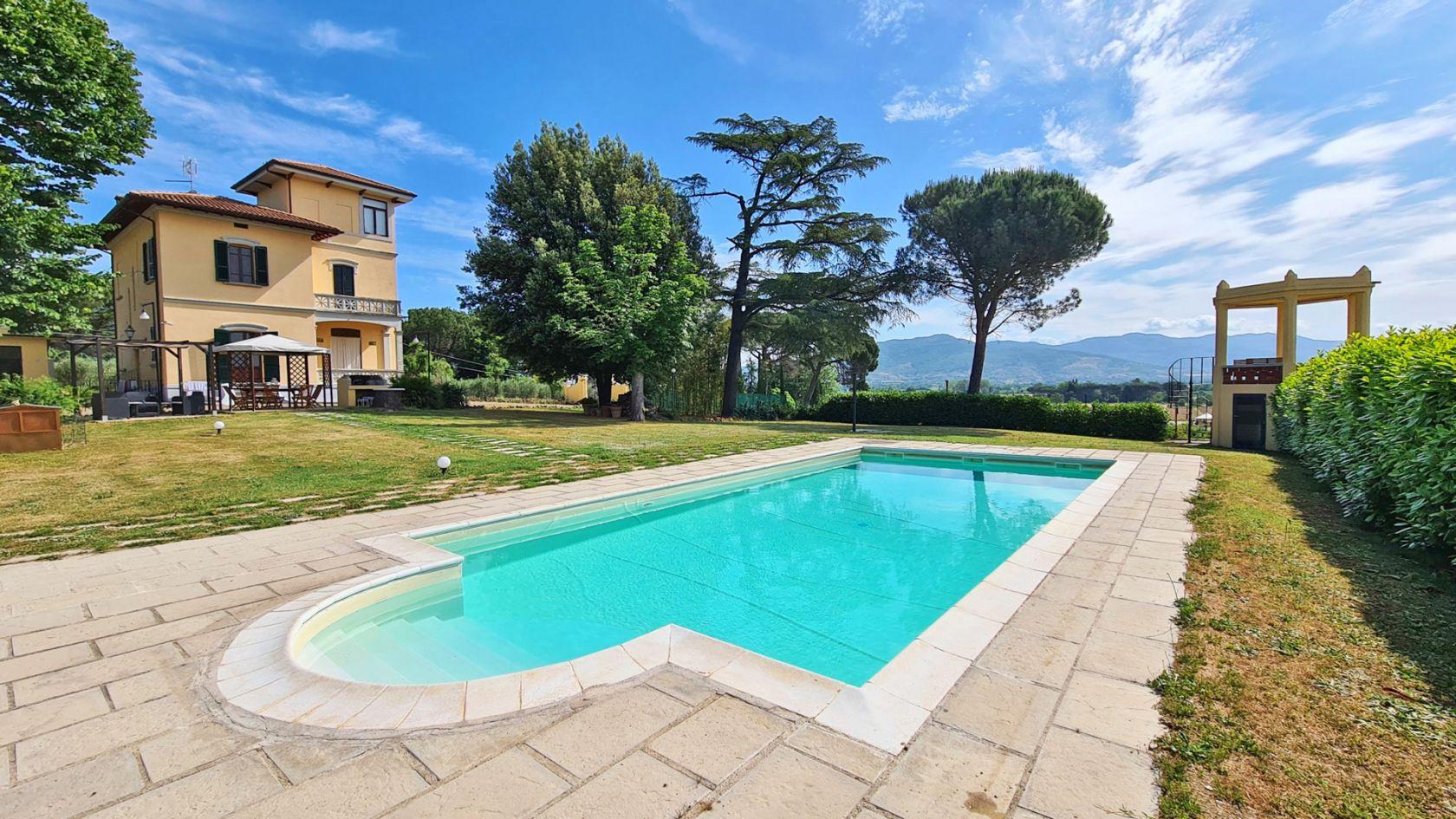 Toscana Immobiliare - Esclusiva villa con piscina in stile liberty