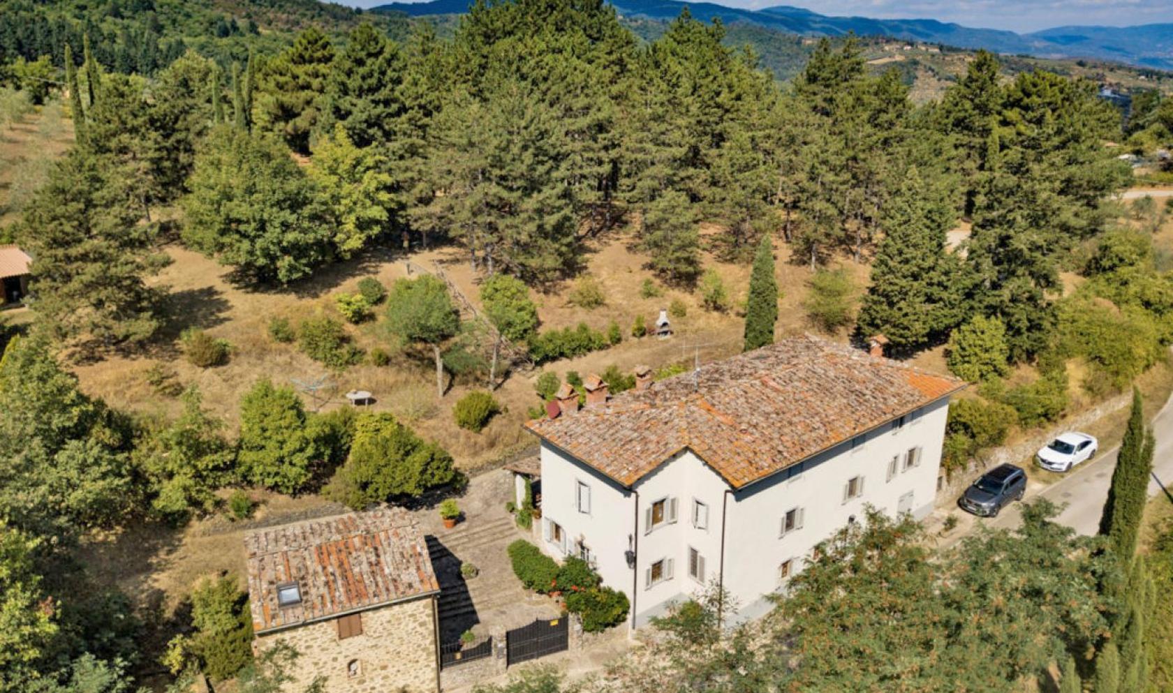Toscana Immobiliare - Vendita Casa colonica a Montevarchi. Casale panoramico con giardino e piscina in vendita a Montevarchi