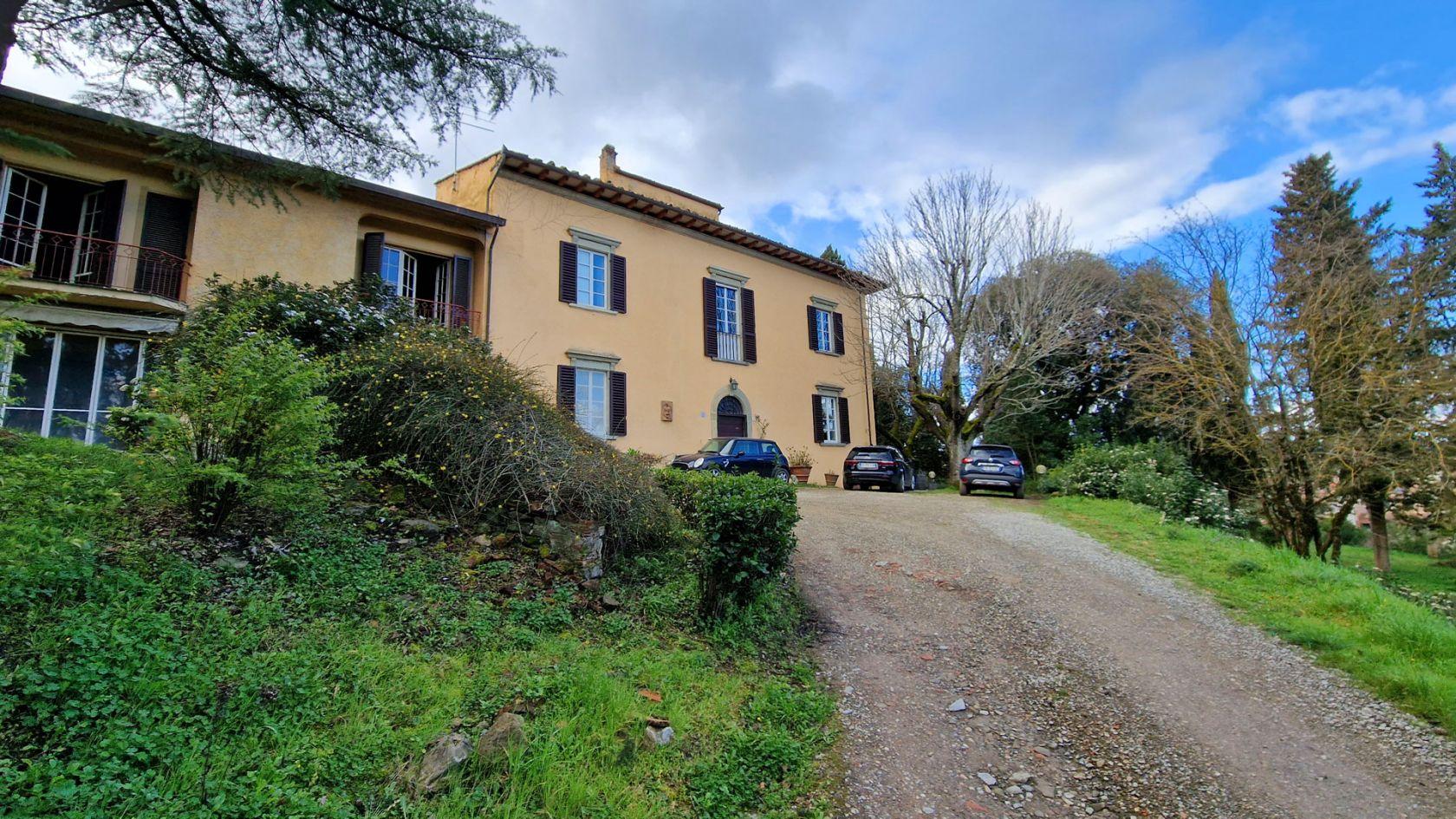 Toscana Immobiliare - Villa Leopoldina ottocentesca con annessi e 1 ettaro di terreno in vendita vicino alla città di Arezzo, in Toscana