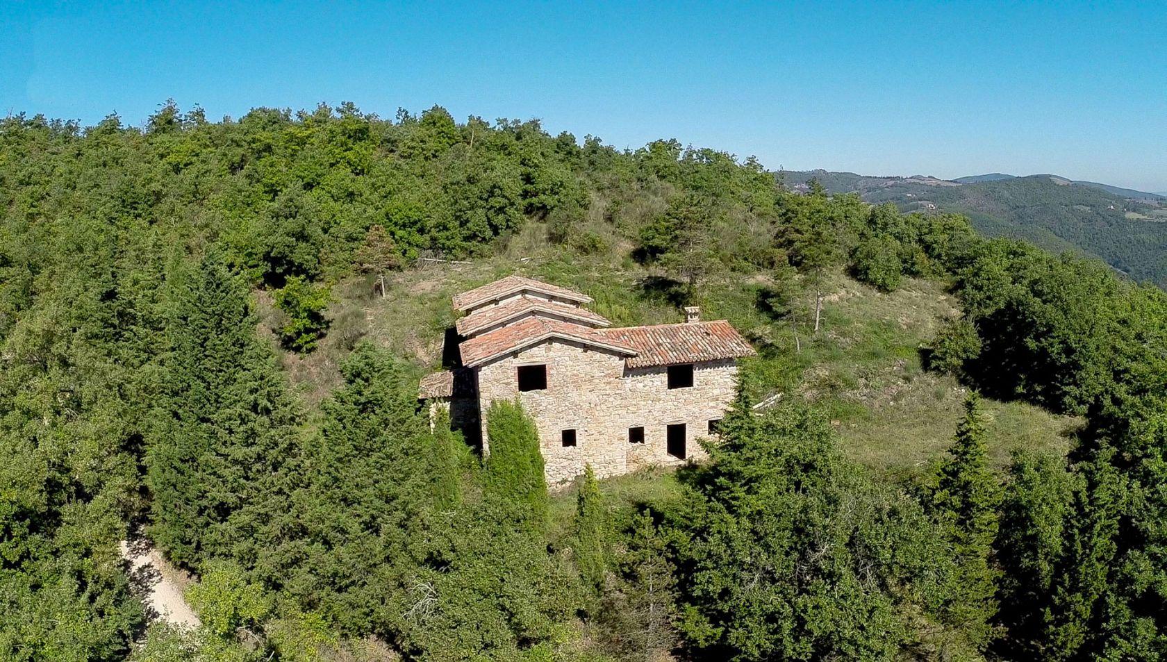 Toscana Immobiliare - Casale in pietra in vendita tra le colline umbre