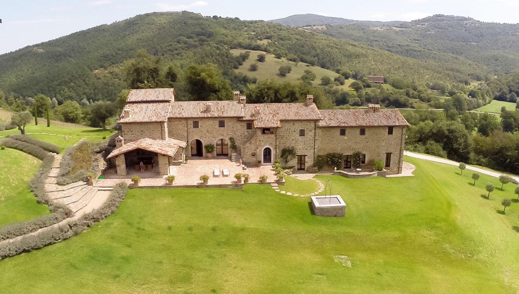 Toscana Immobiliare - Casale in pietra, finemente ristrutturato, con piscina, casa per gli ospiti e giardino in vendita in Umbria