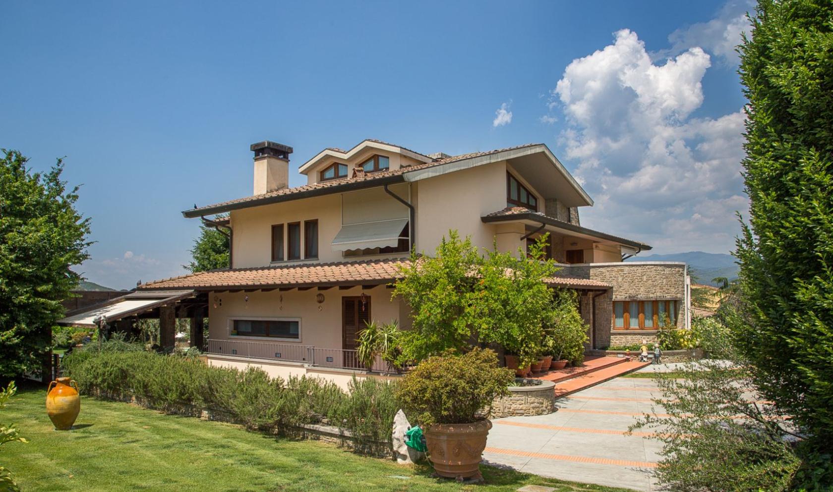 Toscana Immobiliare - Luxurious villa for sale near Arezzo in Tuscany