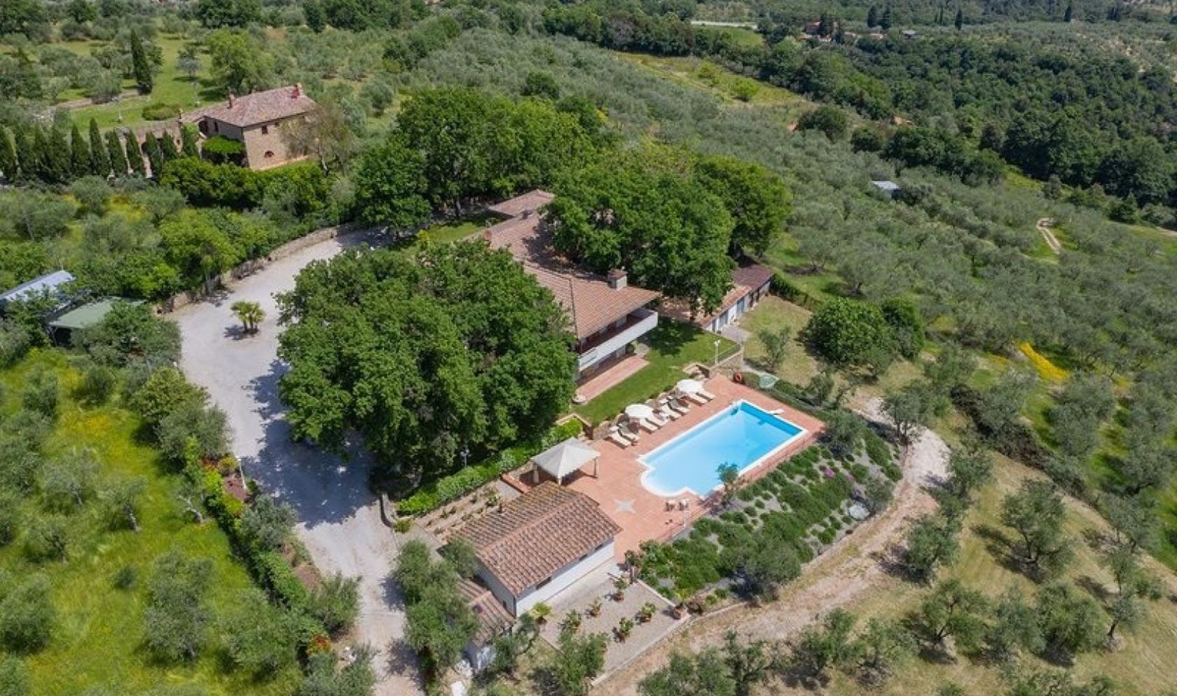 Toscana Immobiliare - Villa moderna con piscina in vendita a Sinalunga Siena Toscana 