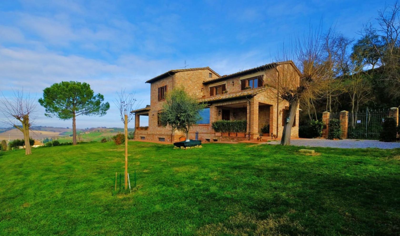 Toscana Immobiliare - Casale di 500 mq con 4 camere e 4 bagni, in vendita a soli 10 km da Montepulciano