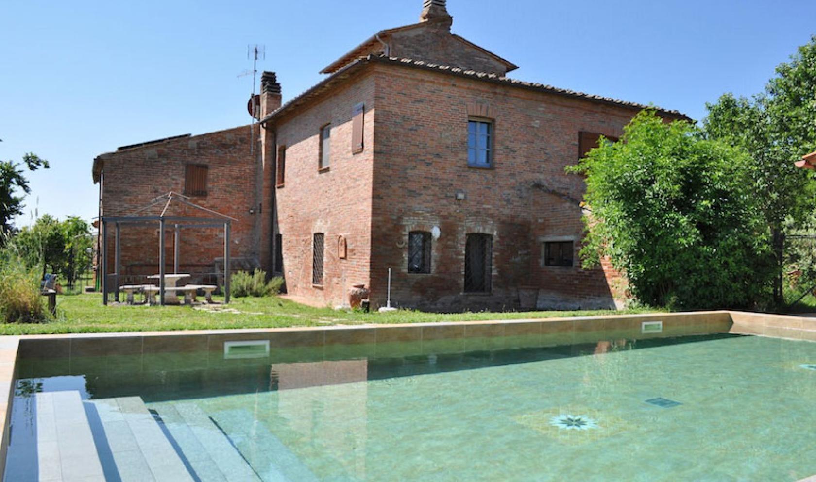Toscana Immobiliare - Prestigioso casale di fine '700 con giardino, piscina e vigneto in vendita in Toscana