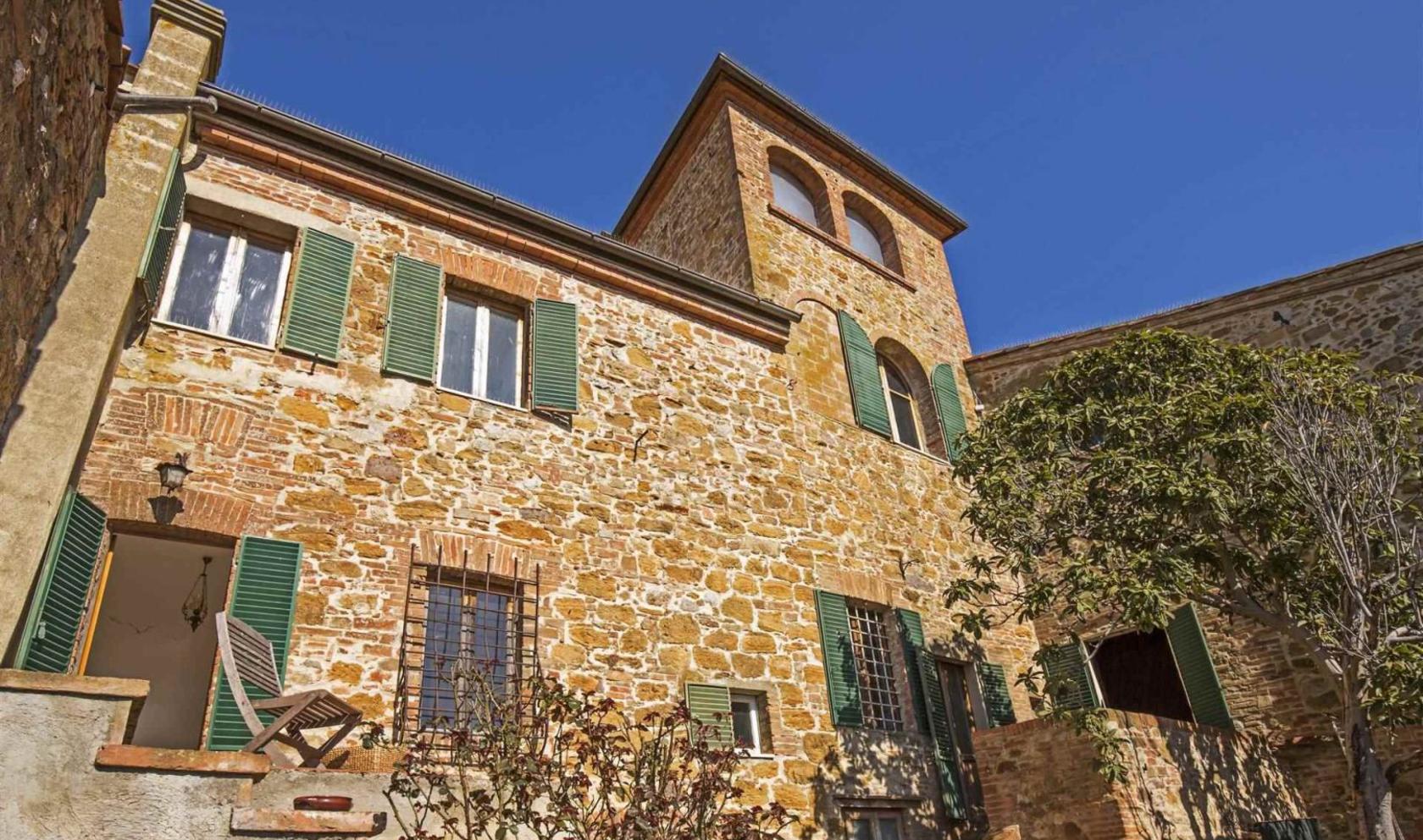 Toscana Immobiliare - Stone palace with garden for sale in Montisi Siena Tuscany