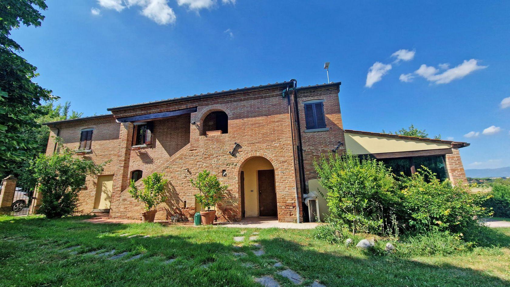 Toscana Immobiliare - Casale toscano con parco e dépendance in vendita in Valdichiana