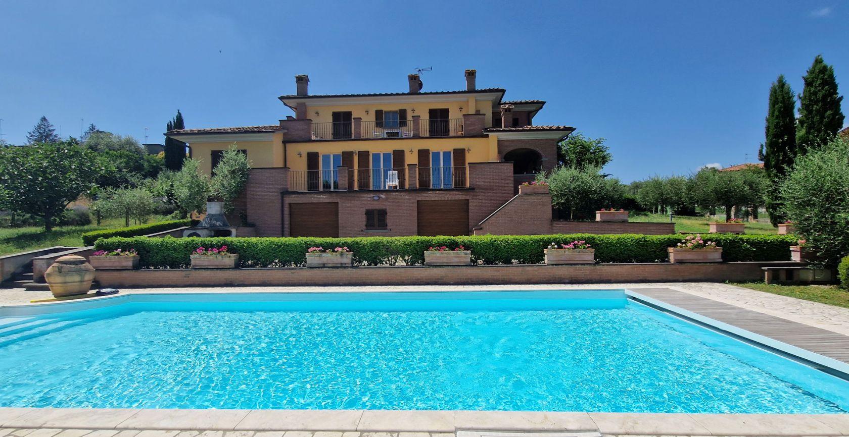 Toscana Immobiliare - Villa con piscina e oliveto in vendita in Valdichiana