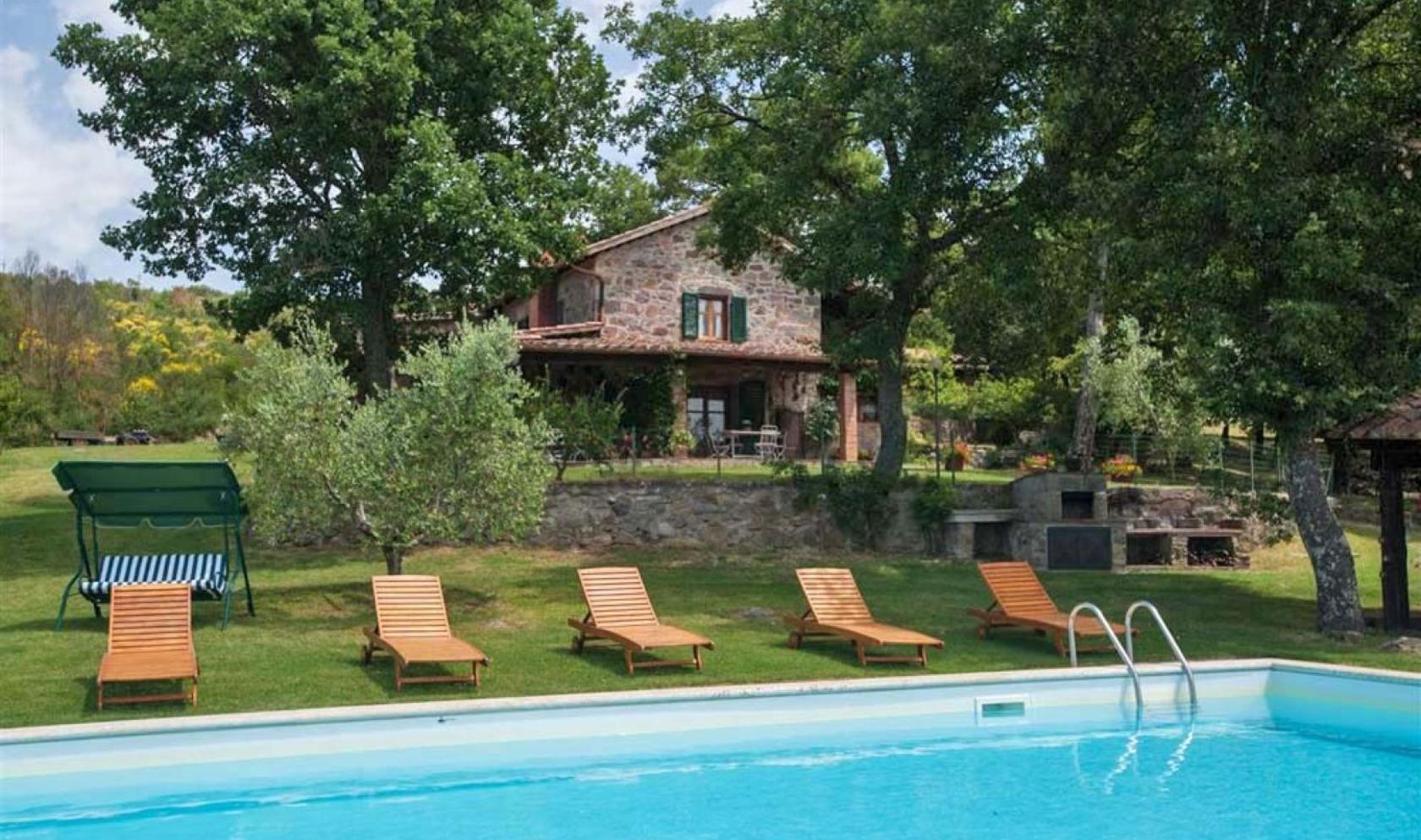 Toscana Immobiliare - Casale con 2,2 ettari di terreno e vista sulle colline in vendita in Val d’Orcia, nel comune di Radicofani