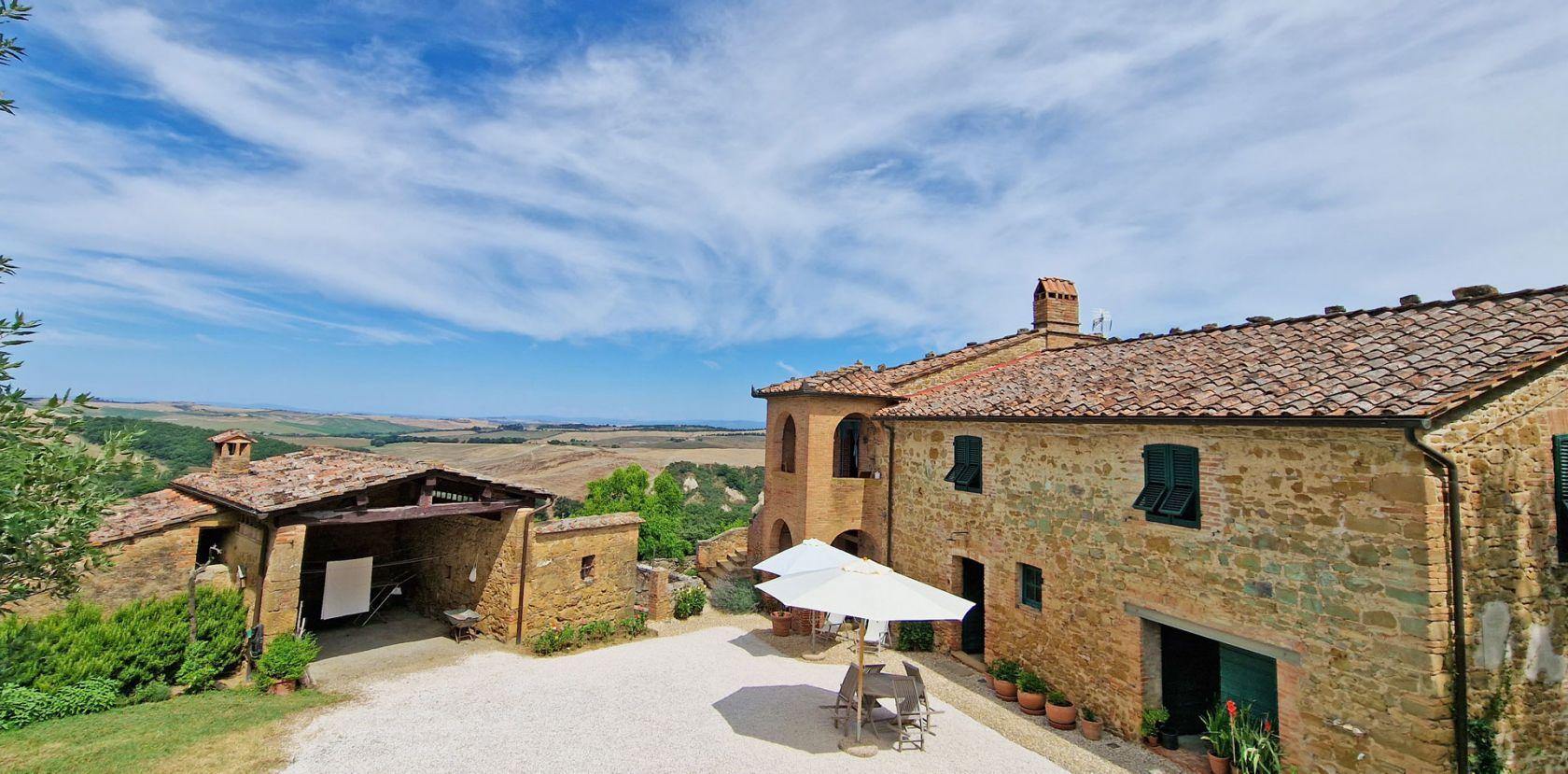 Toscana Immobiliare - Casale con annesso e terreno in vendita in Val d'Orcia