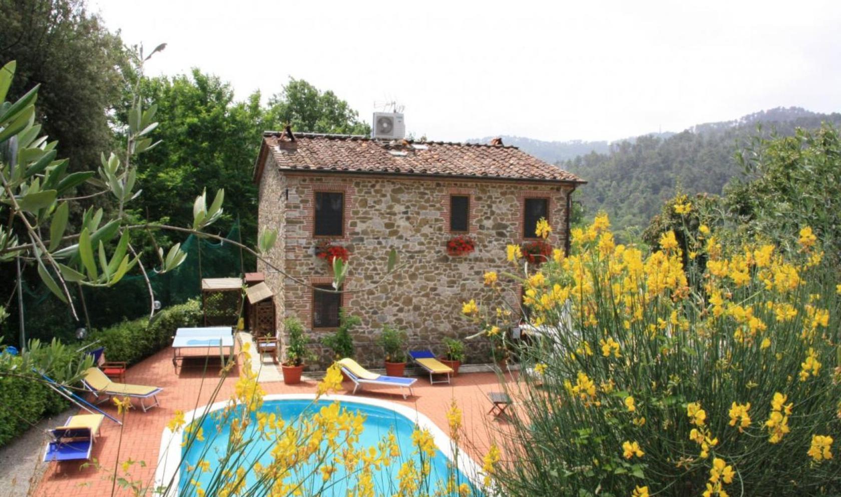 Toscana Immobiliare - Casale ristrutturato immerso nella natura a Camaiore, in Toscana