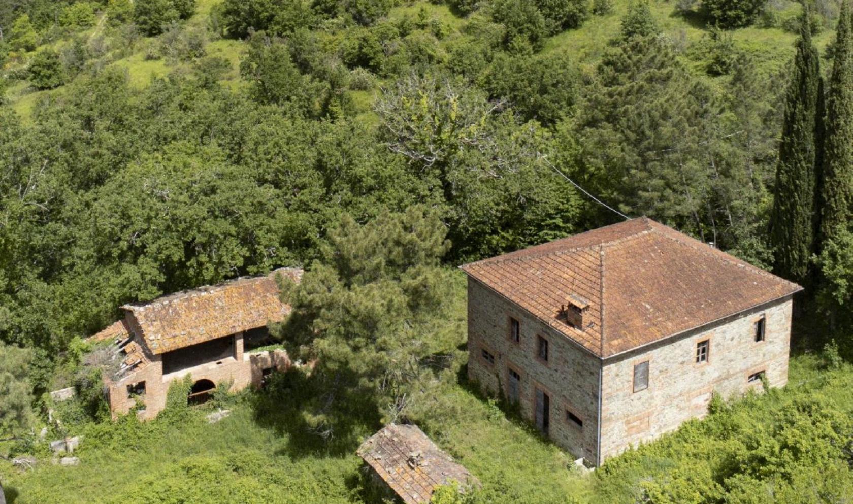 Toscana Immobiliare - Due casali in pietra da restaurare con 180 ettari di terreno in vendita ad Arezzo, in Toscana