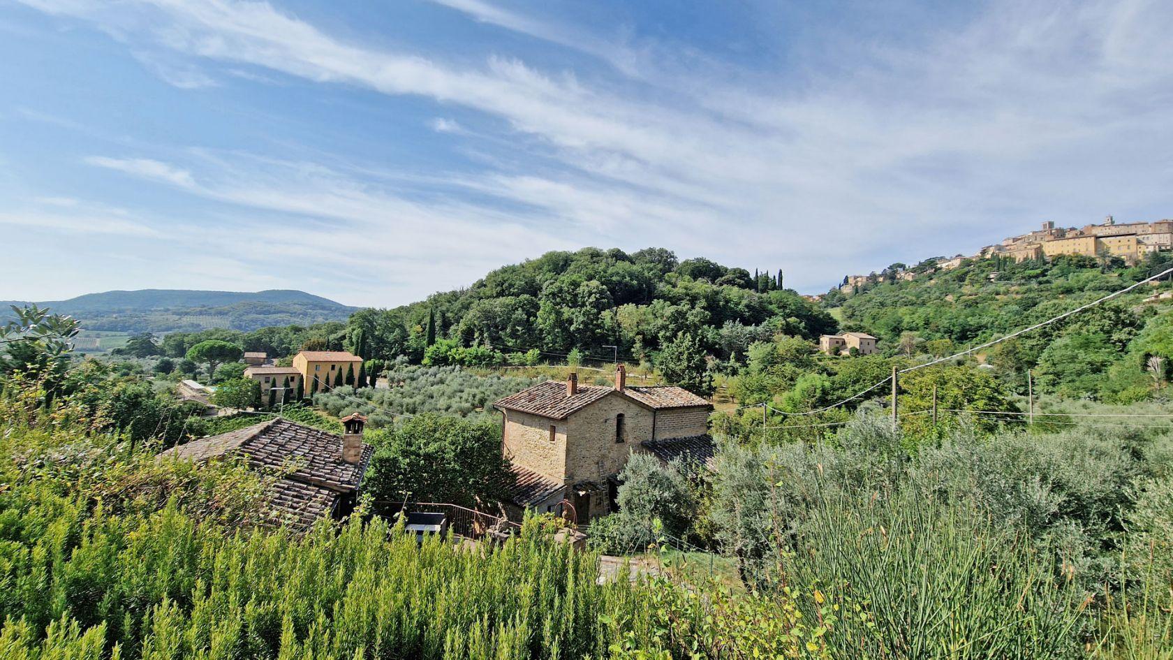 Toscana Immobiliare - Casale in pietra del 1500 in vendita in posizione panoramica a pochi passi da Montepulciano, in Toscana